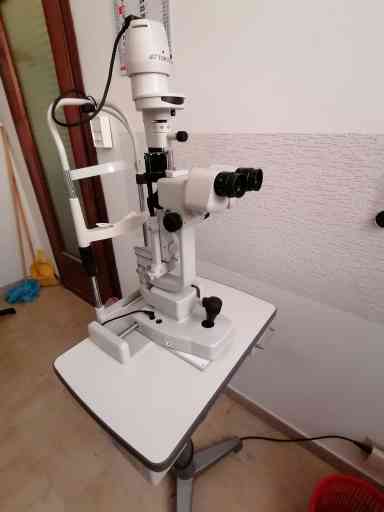 VENDESI LAMPADA A FESSURA TOPCON CON TAVOLINETTO DI SERVIZIO, SGABELLI, TONOMETRO AD APPLANAZIONE E GOLDMANN 903 3-MIRROR LENS LARGE.