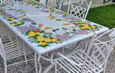 TAVOLI IN PIETRA LAVICA DECORATI A MANO A NAPOLI E IN CAMPANIA