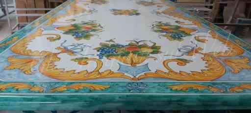 TAVOLI IN PIETRA LAVICA DECORATI A MANO A NAPOLI E IN CAMPANIA