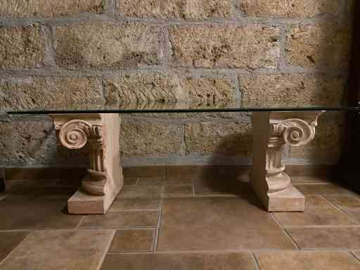 TAVOLINO VETRO STILIZZATO CON COLONNE