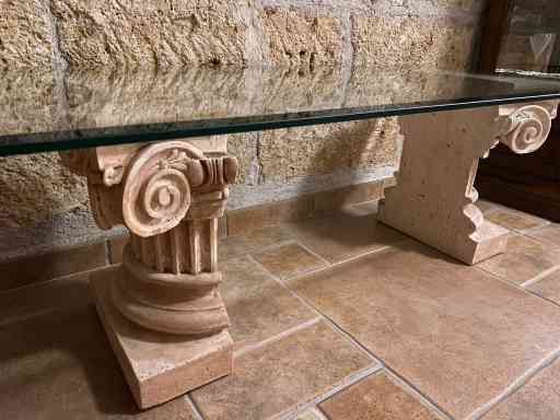 TAVOLINO VETRO STILIZZATO CON COLONNE
