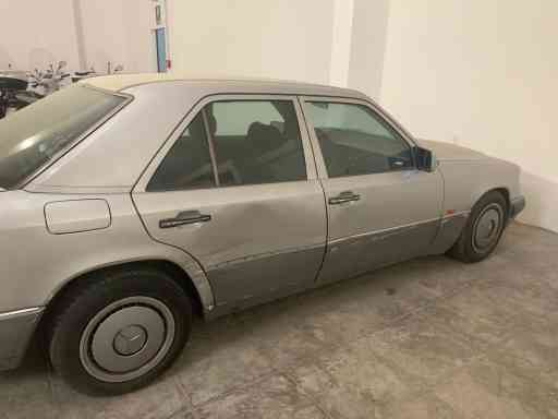 VENDO MERCEDES SERIE 124 MODELLO E 200 BENZINA ANNO 1991